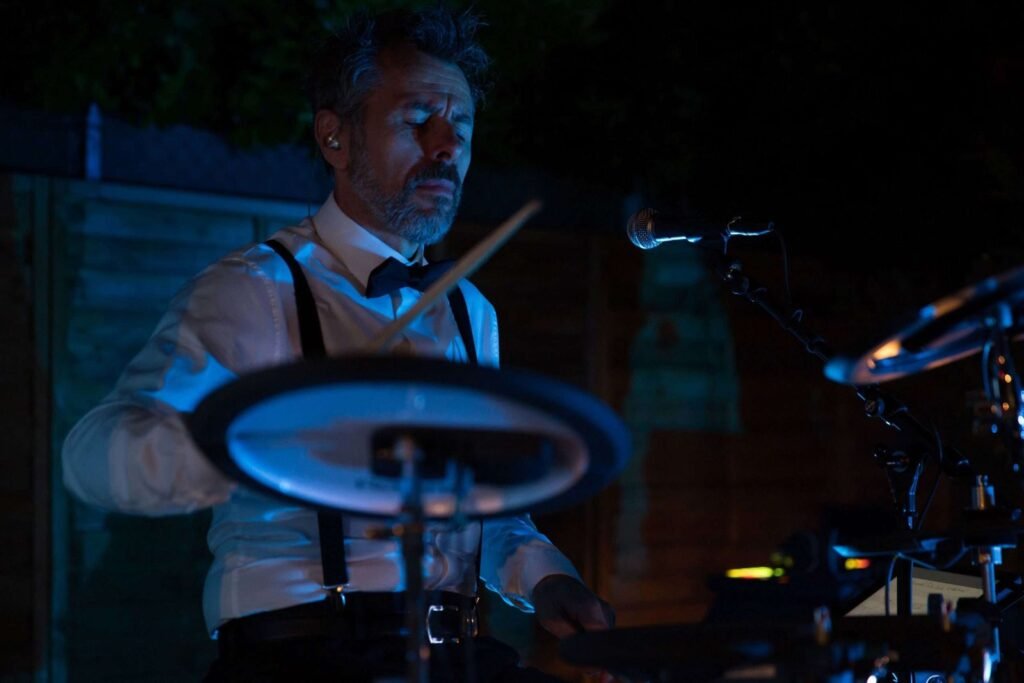 Le batteur du groupe vu de face pendant le concert