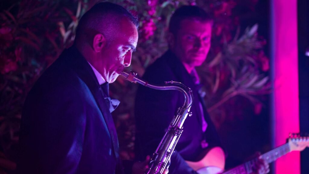 Le saxophoniste joue sous une lumière rouge