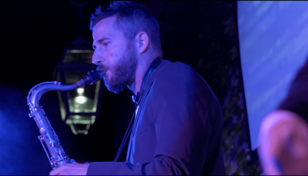 Le saxophoniste du groupe en gros plan