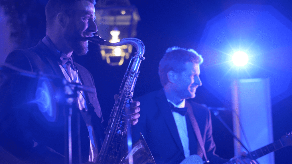 Le saxophoniste et le chanteur sous les projecteurs bleus