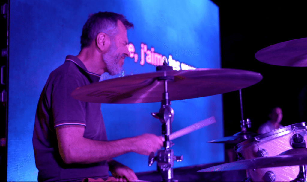 Le batteur du groupe pendant un morceau
