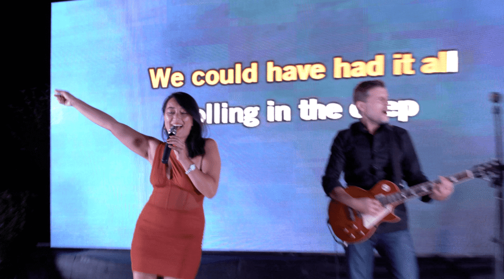 Une chanteuse désigne le public pendant un titre choisi depuis les tables