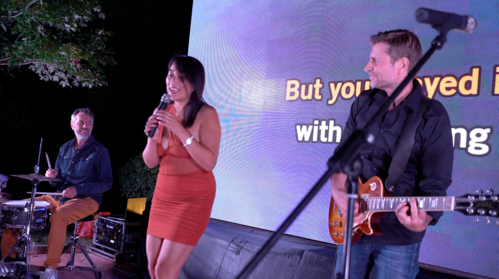 Une candidate chante accompagnée par le guitariste du groupe