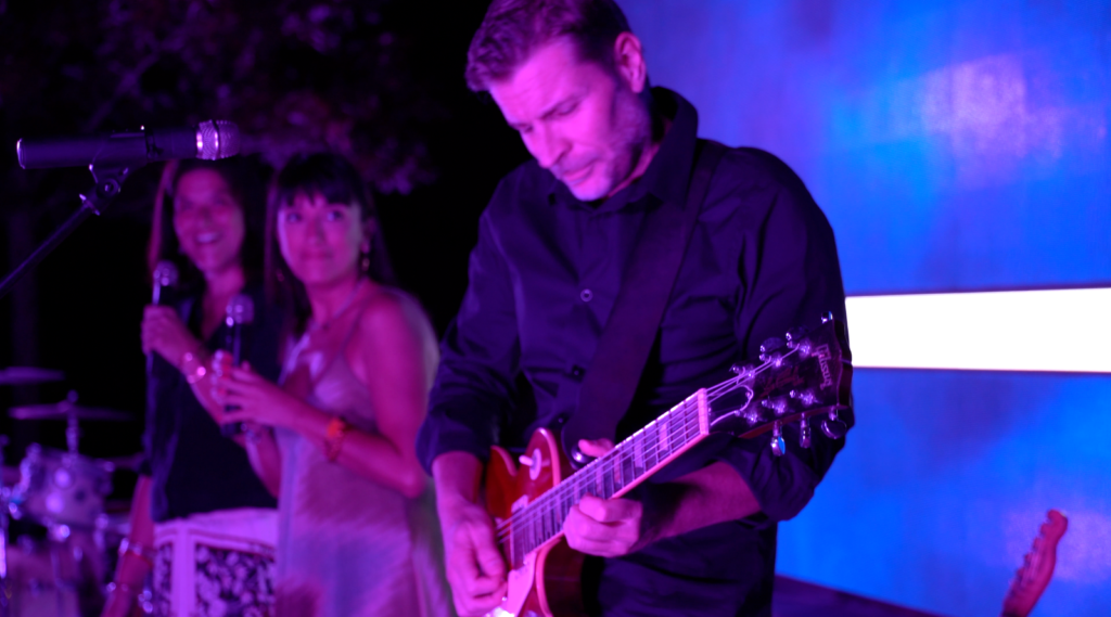 Le guitariste accompagne une candidate pendant son passage