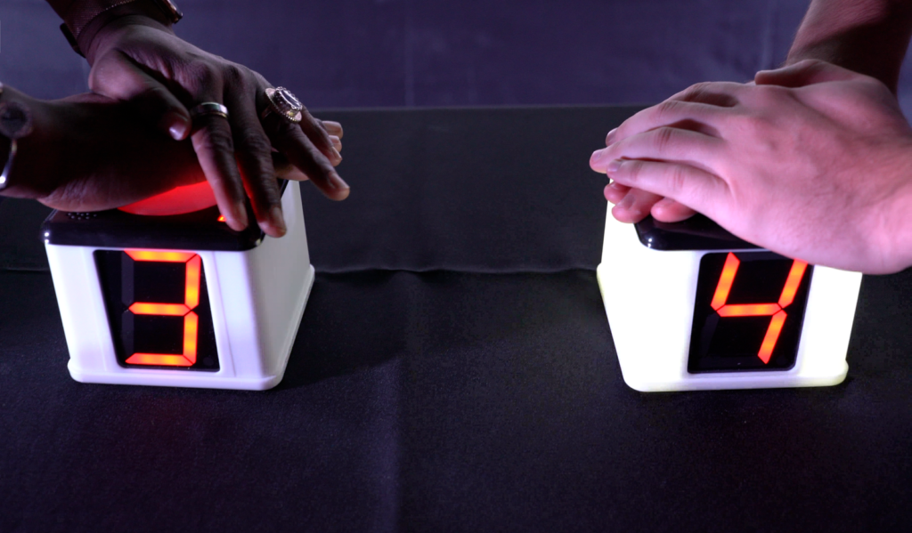 Deux buzzers de table éclairés pendant une question du quiz