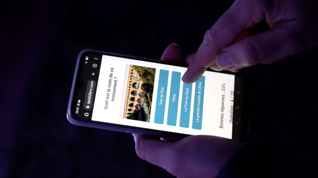 Un joueur consulte la question sur son téléphone pendant le concert
