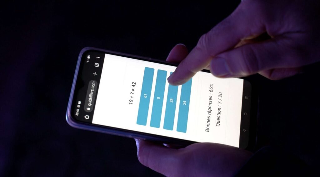 Le classement en direct s'affiche sur le smartphone d'un participant