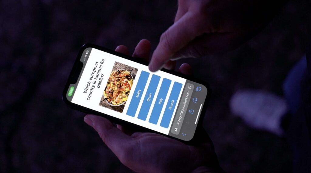 Question illustrée d'une photo sur l'écran du téléphone d'un joueur