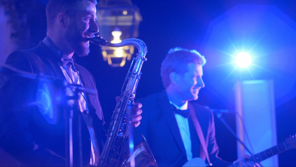 De saxofonist en de gitarist van de band tijdens het concert