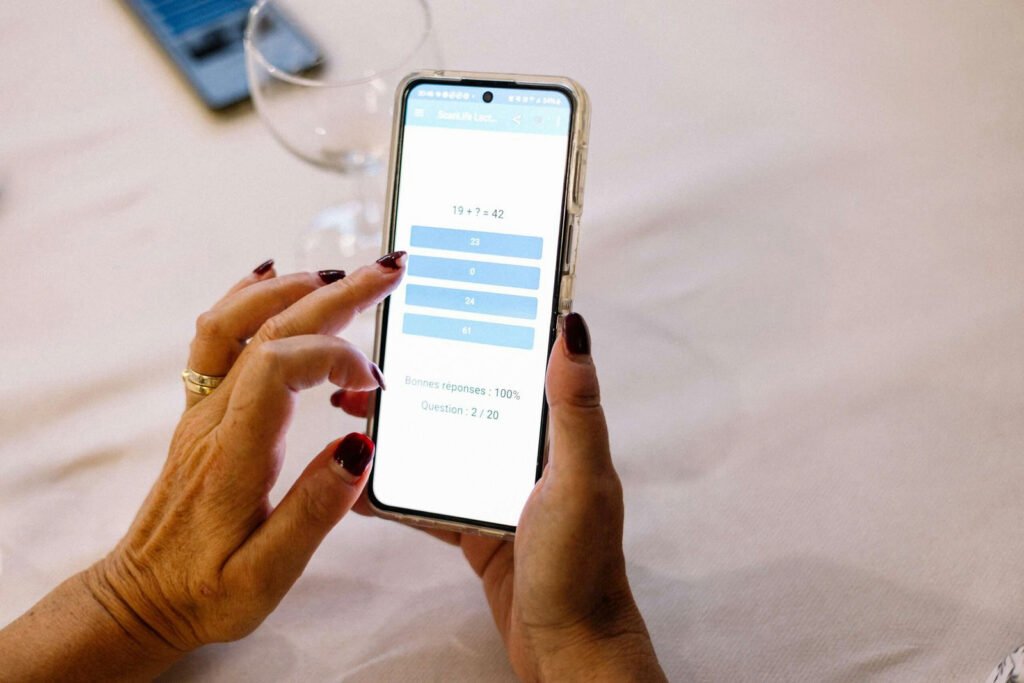 Een toeschouwer beantwoordt de vraag via zijn smartphone