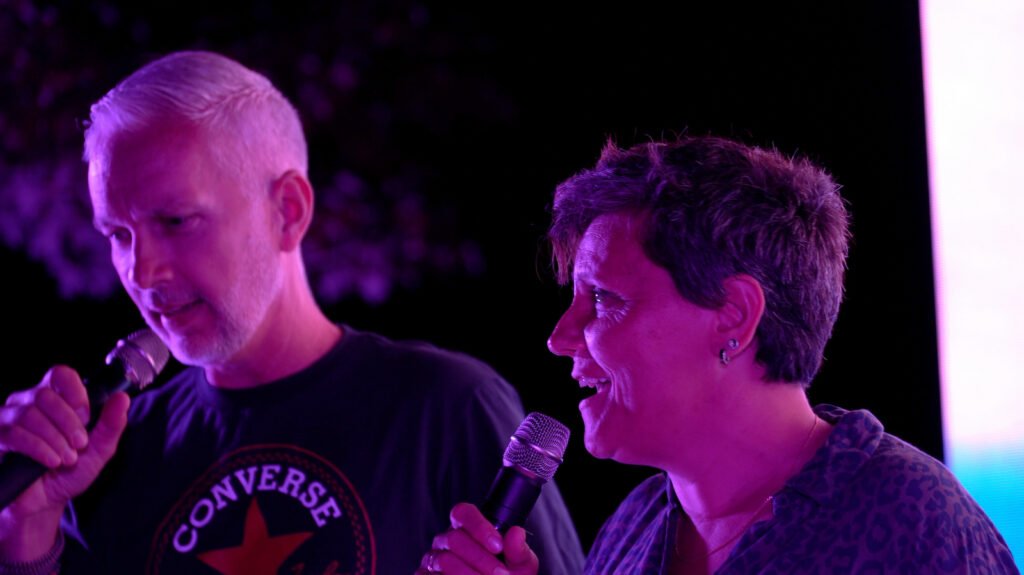 Deux hommes chantent ensemble au micro pendant le concours