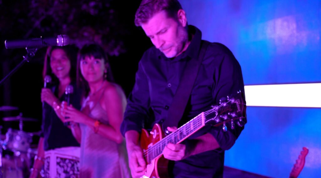 Le guitariste accompagne une candidate pendant son passage