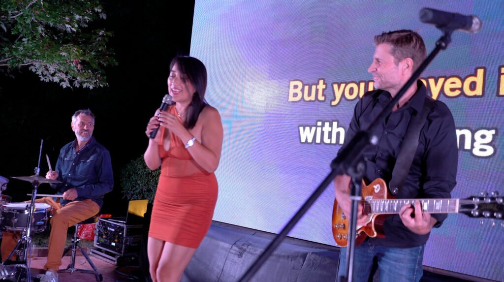 Une candidate chante accompagnée par le guitariste du groupe