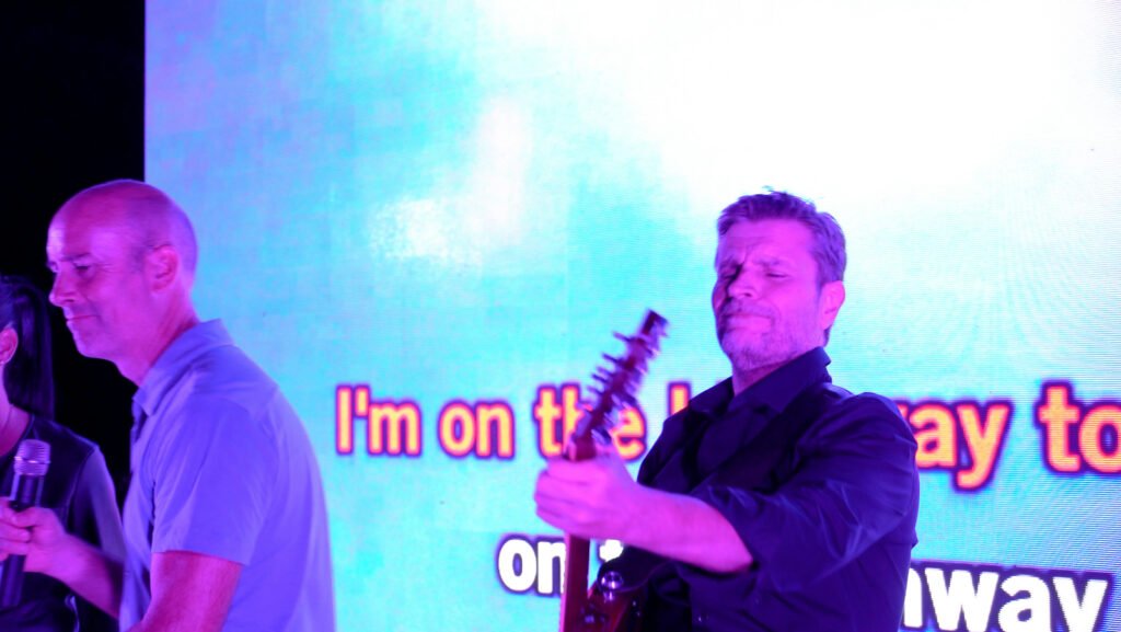 Deux candidats chantent en duo devant l'écran bleu