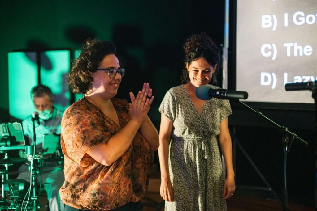 Deux joueuses applaudissent sur scène après leur passage