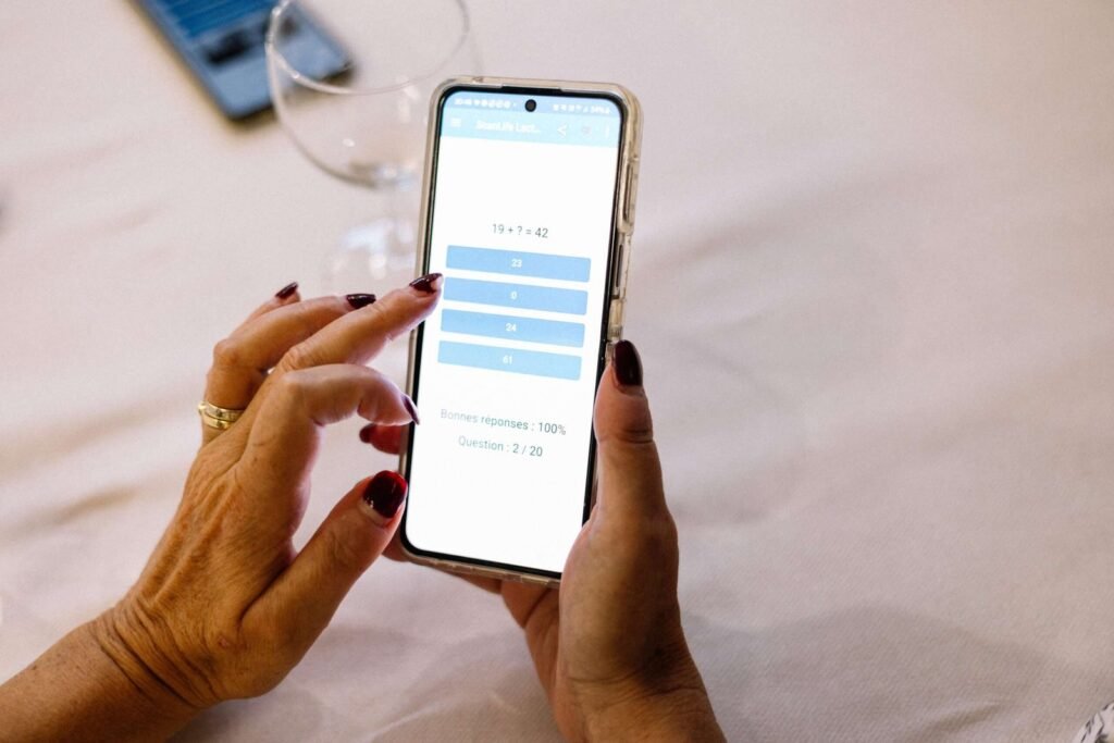 Un spectateur répond à la question depuis son smartphone