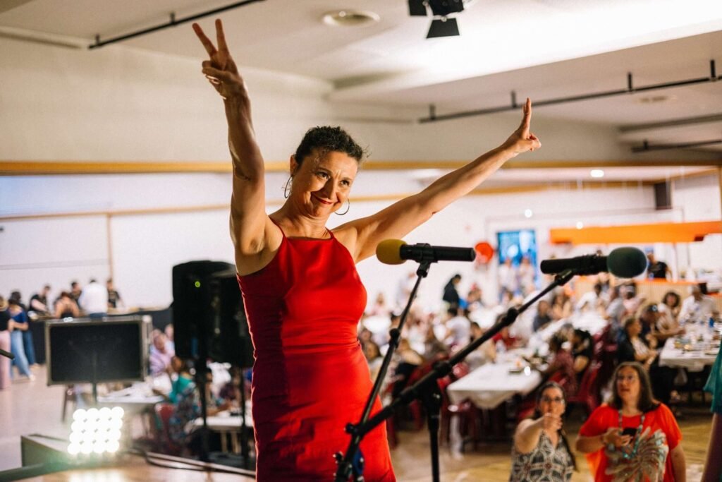 Une joueuse fête sa bonne réponse, micro en main, devant la salle