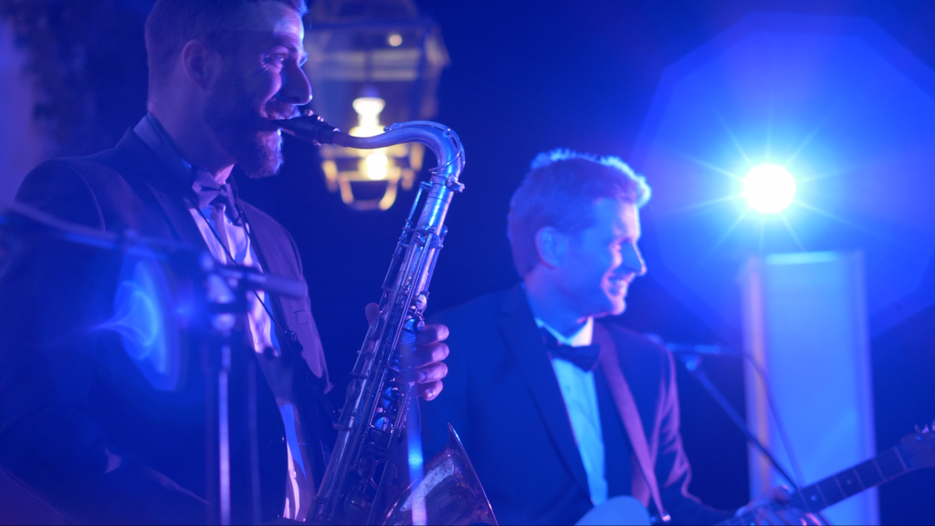 Le saxophoniste et le guitariste du groupe pendant le concert