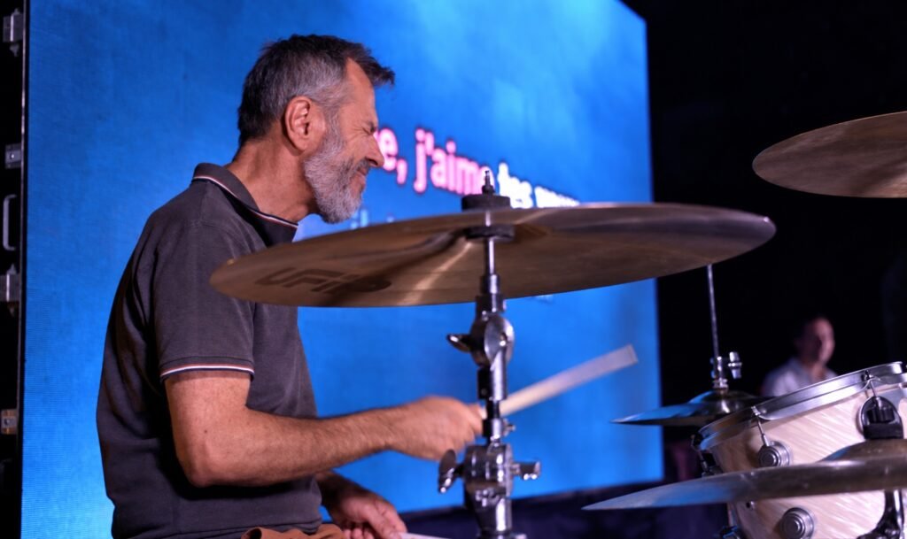 Le batteur derrière ses cymbales