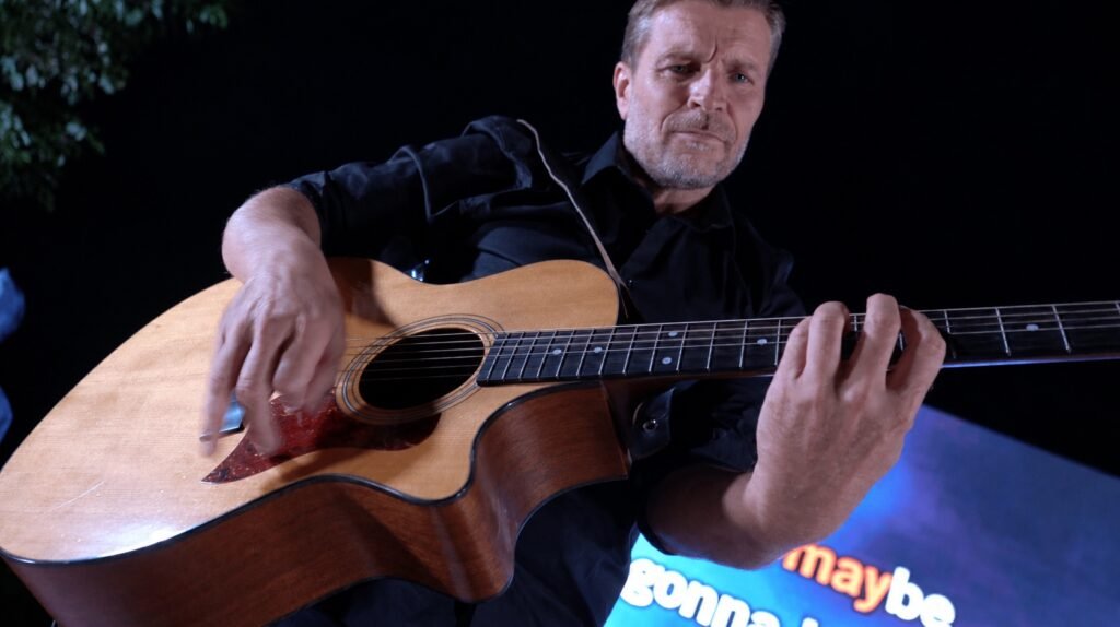 Le guitariste joue sur scène