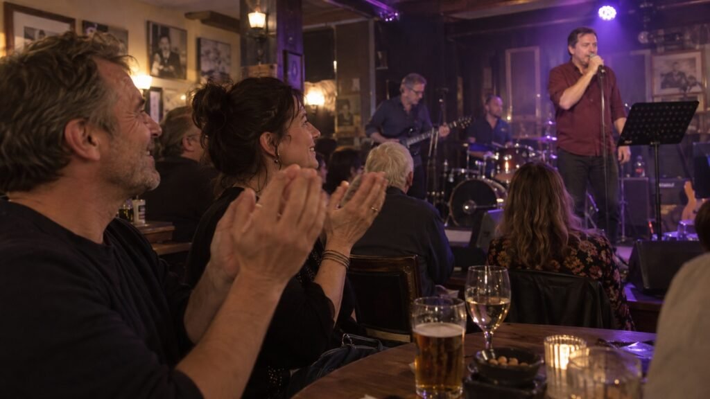Illustration : Des amis encouragent un chanteur amateur