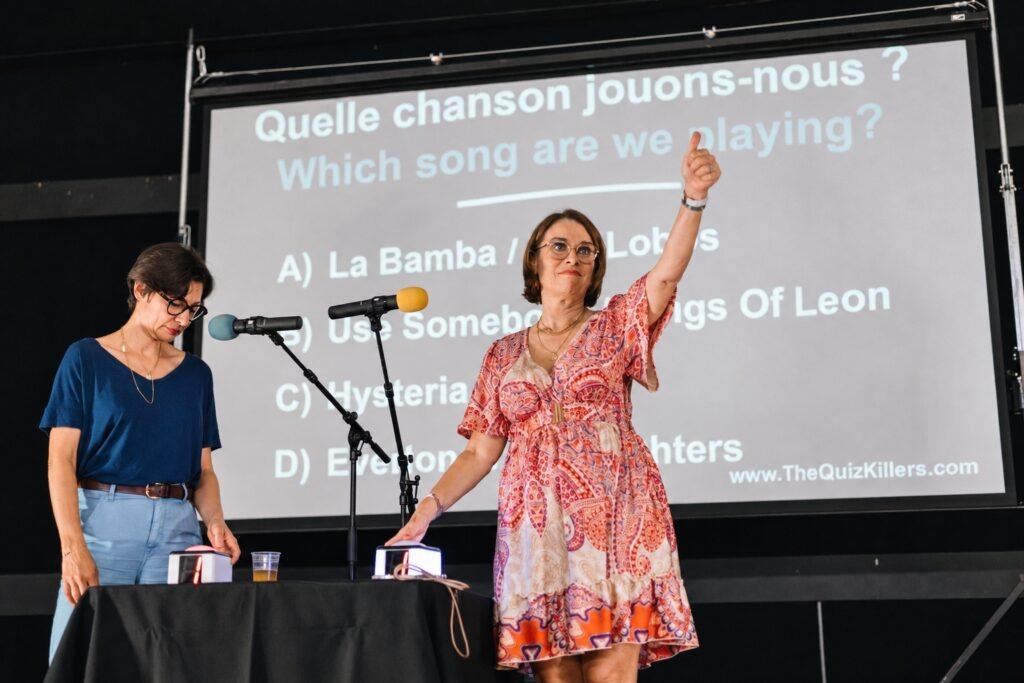 Deux participantes jouent aux buzzers