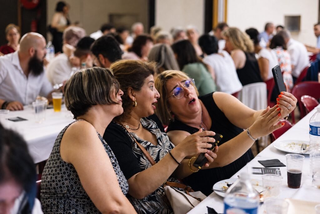 Des spectatrices prennent un selfie à leur table