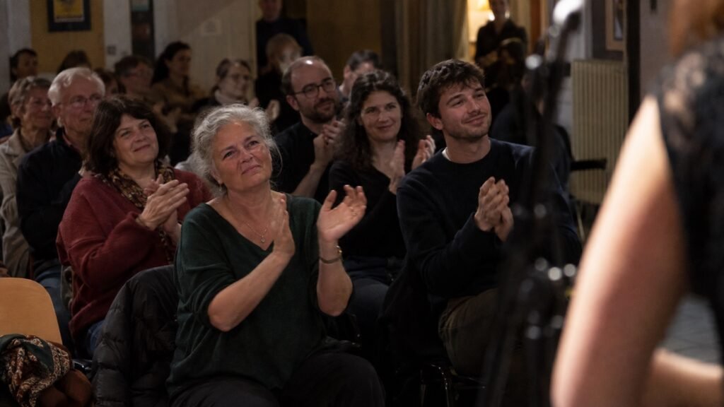 Illustration : Le public applaudit une participante