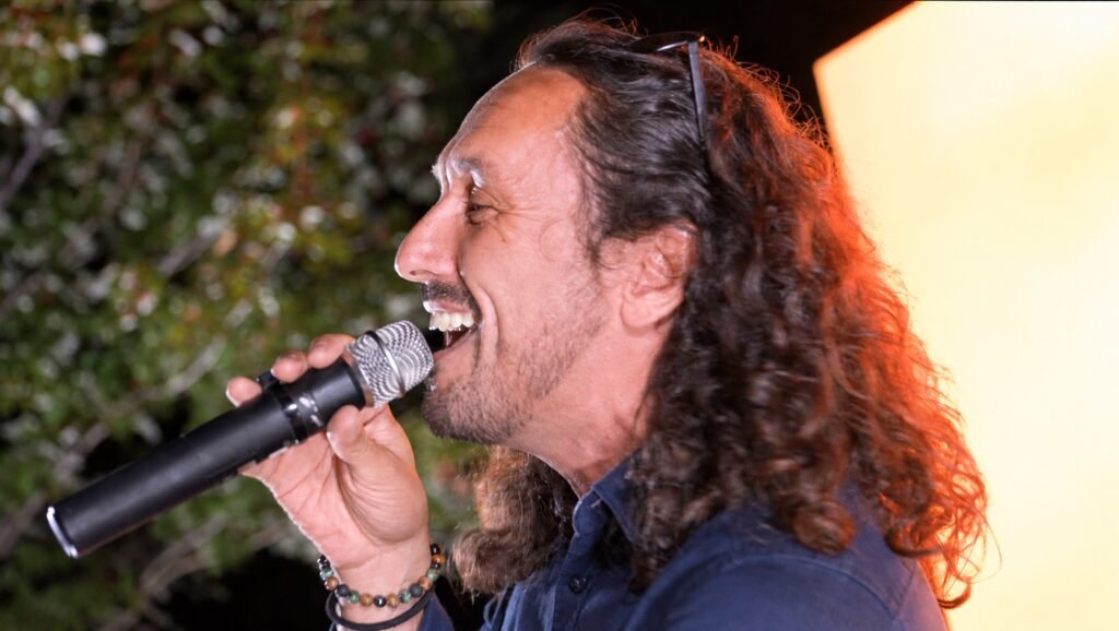 Un candidat chante au micro