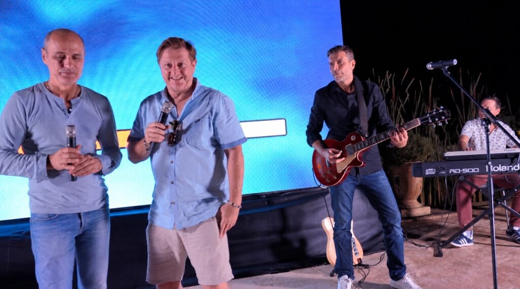Deux participants chantent avec les musiciens
